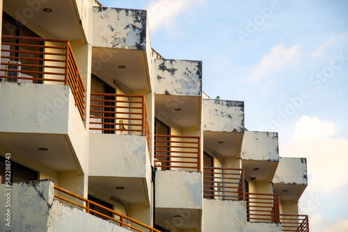 jagged balcony