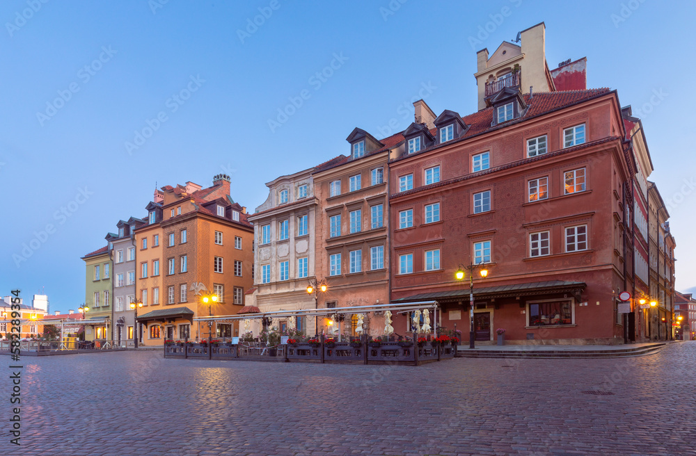 Obraz premium Warsaw. Castle Square in the night illumination at dawn.