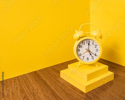 Despertador antigo amarelo ou relógio com blocos monocromáticos e fundo, madeira e camadas para despertar motivação matinal com espaço para copiar artigo de blog de mídia social photo