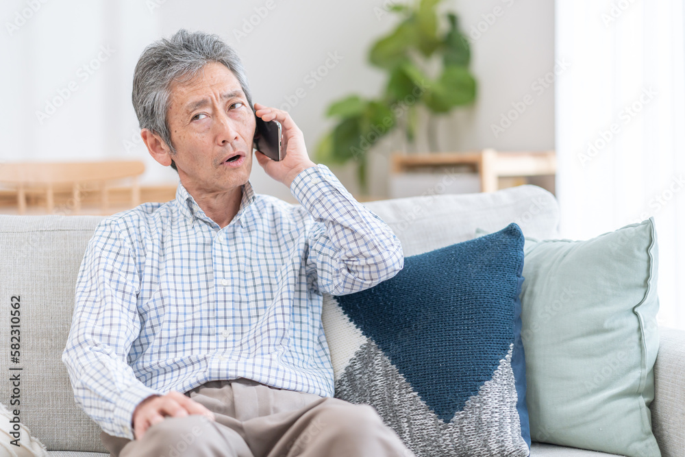 スマホで通話するシニア男性 スマホで通話するシニア男性
