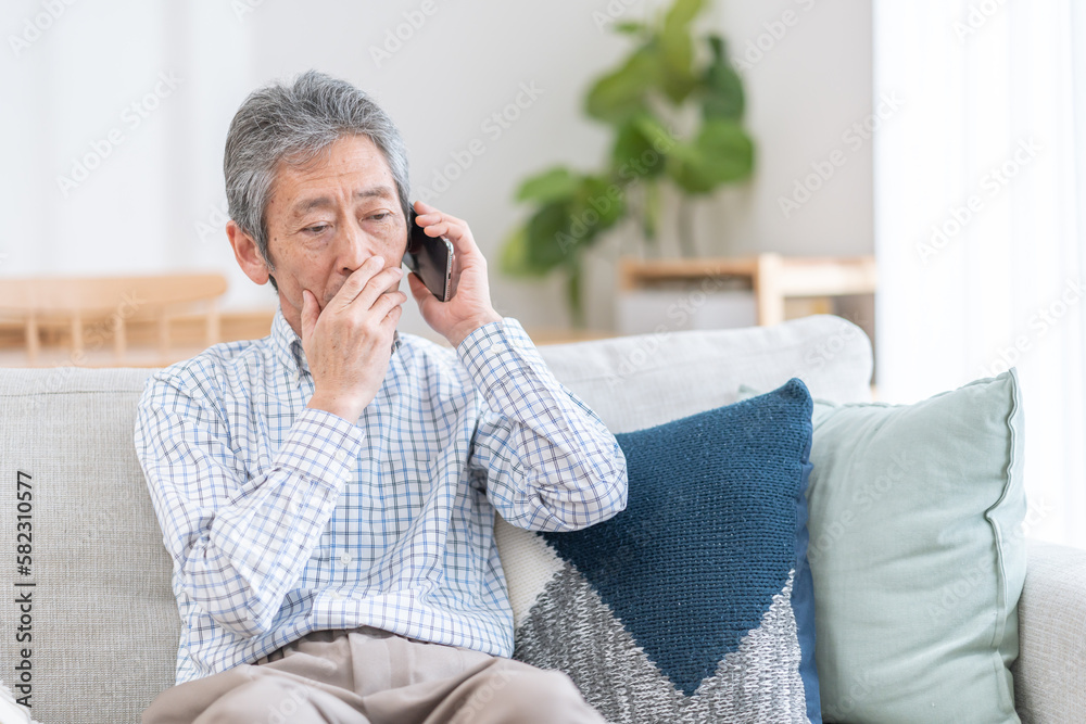 スマホで通話するシニア男性 スマホで通話するシニア男性