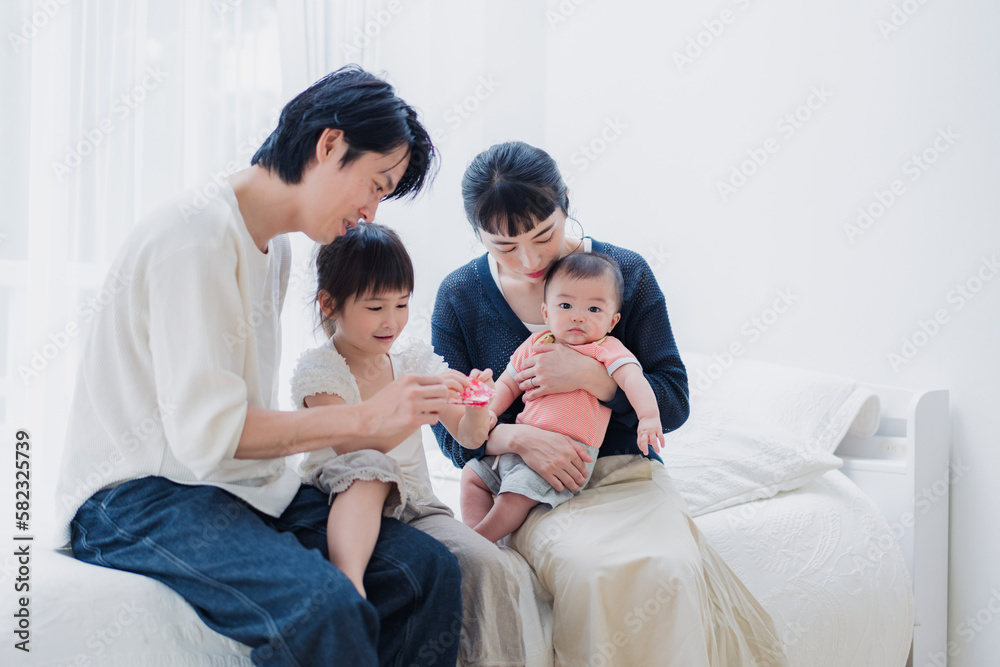 子どもたちと遊ぶファミリー