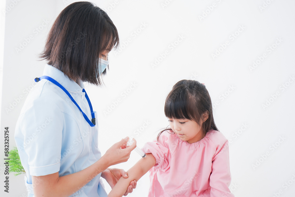 予防接種をする小さな女の子 予防接種をする小さな女の子