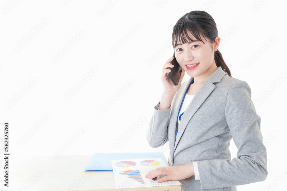 オフィスで働く若いビジネスウーマン オフィスで働く若いビジネスウーマン