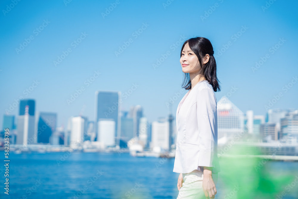 未来を見上げるキャリアウーマン 未来を見上げるキャリアウーマン
