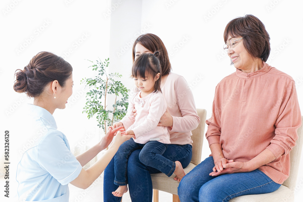 家族で検診を受ける子供 家族で検診を受ける子供