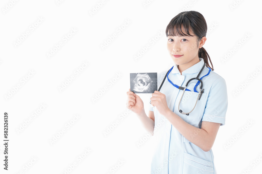 エコー写真を持つ産婦人科のナース