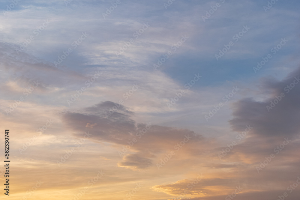 Obraz premium 逃げる夕焼け雲