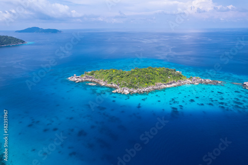 aerial view of the Similan Islands, the Andaman Sea, with natural blue waters, tropical seas, impressive views of the island's beauty. The island is shaped like a heart. © Photo Sesaon