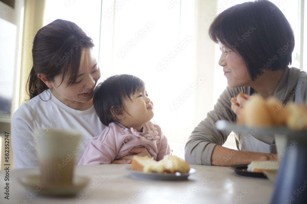 手作りのお菓子を食べる家族 手作りのお菓子を食べる家族