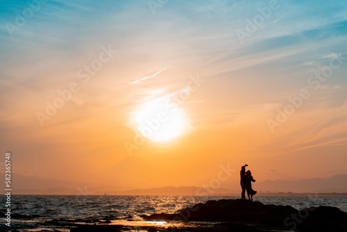 鎌倉の海辺で自撮りを撮るカップル