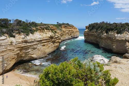 Felsenküste an der Great Ocean Road in Australien mit Brandung