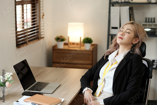 Canvas Print Young female work hard and sleep while working late