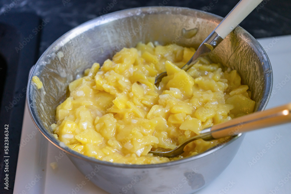 Kartoffelsalat in einer Schüssel selbst gemacht Edelstahl Kartoffelsalat in einer Schüssel selbst gemacht Edelstahl