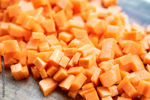 Karotten in Würfel geschnitten orange 