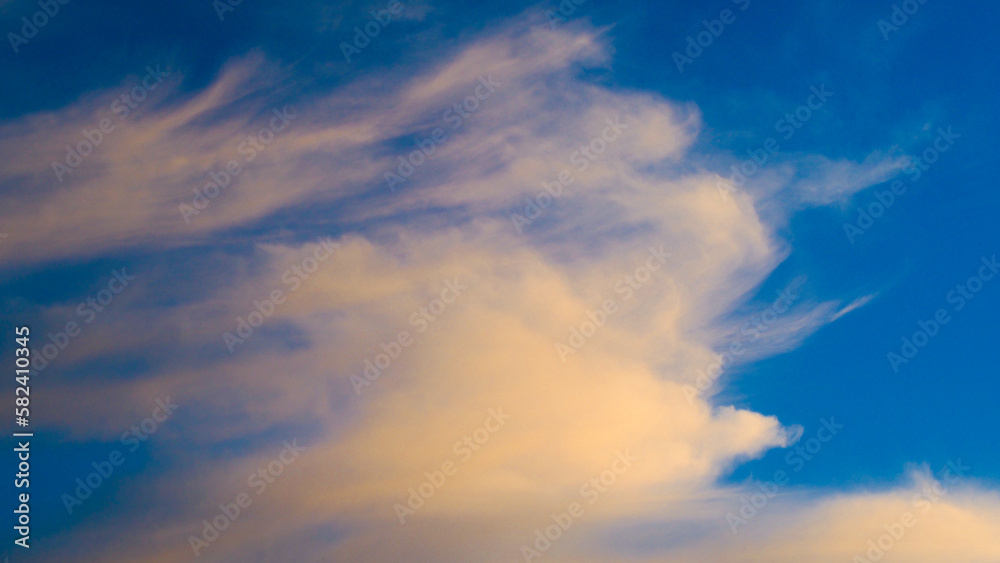 Ciel jaunâtre sous des nuages de haute altitude, pendant le crépuscule