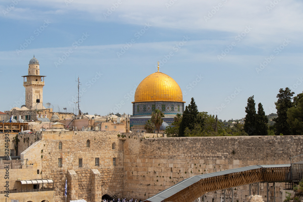 Obraz premium Dome of the Rock and Western Wall in the old city of Jerusalem, Israel.