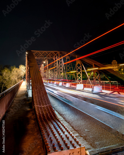 Trazas de luces de vehículos en el puente photo