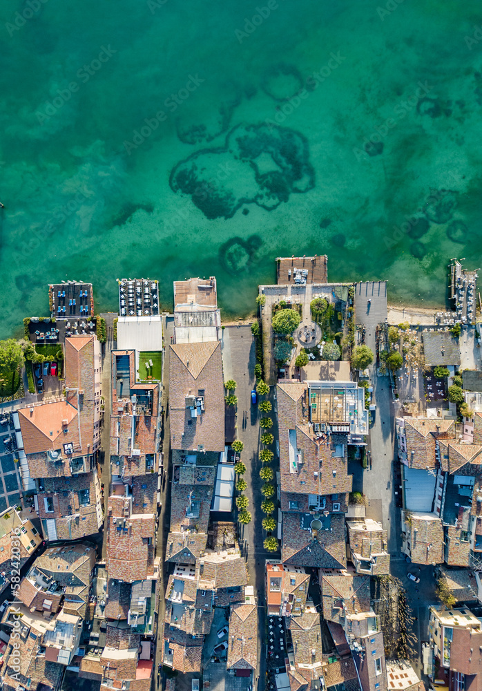Obraz premium Srimione, vista aerealago di garda