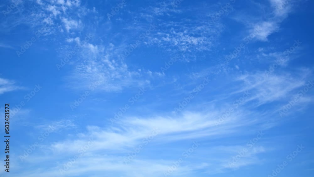 Sanfte Bewegung von Wolkenschichten am klaren Sommerhimmel (Zeitraffer)