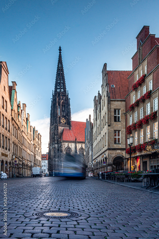 Fototapeta premium Prinzipalmarkt mit Lambertikirche in Münster