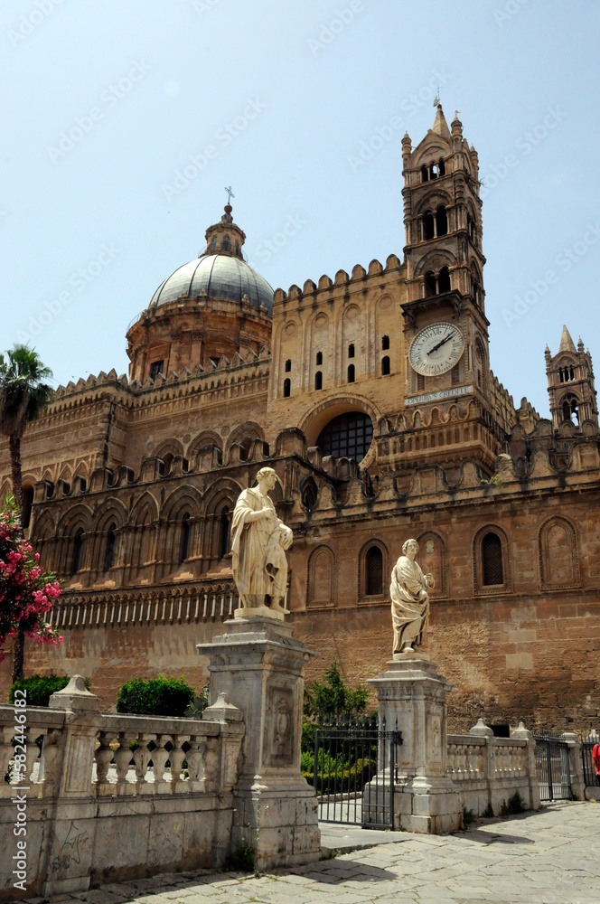 Vorgarten des Palasts im Palermo