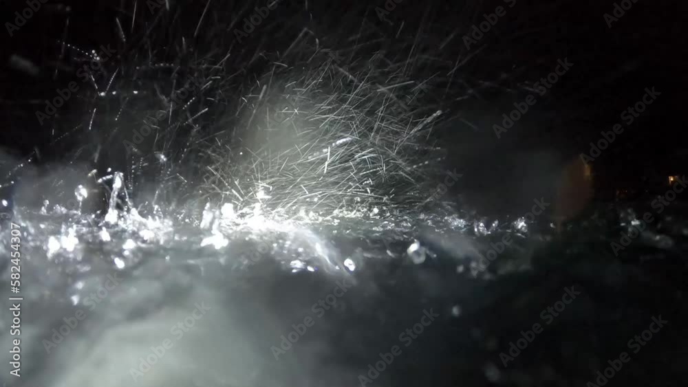 Regentropfen im Meer, bei Nacht im Wasser gefilmt
Regentropfen im Meer, bei Nacht im Wasser gefilmt