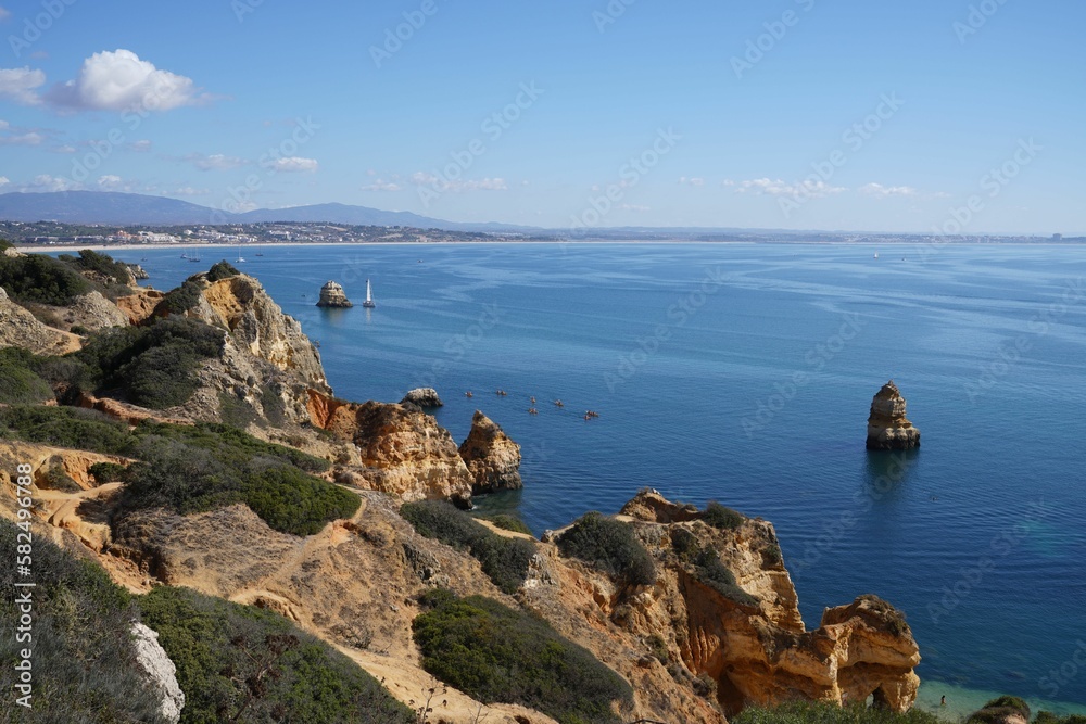 Fototapeta premium Beautiful view of a rocky coast and ocean water
