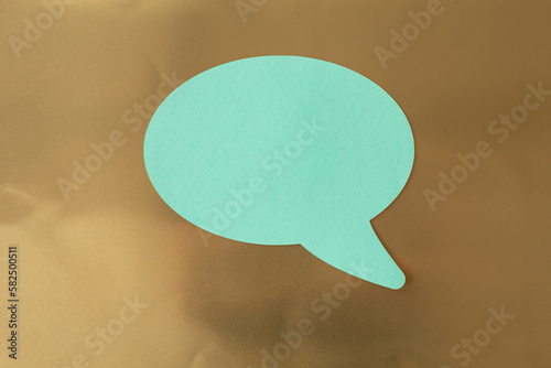 Empty speech bubble hands f...