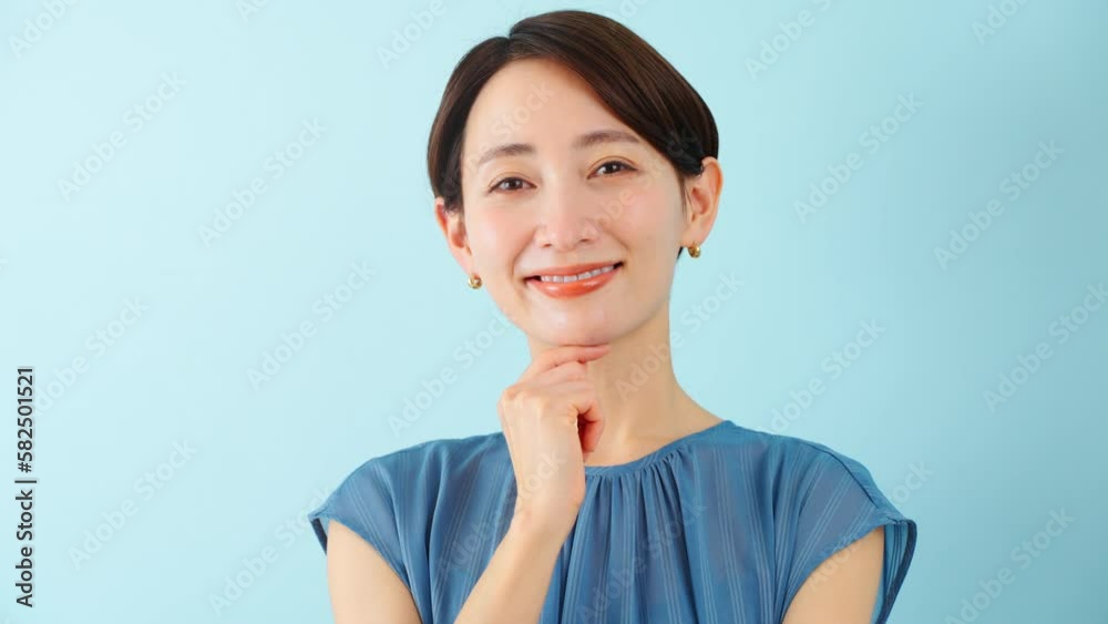 ワンピースを着た若い女性 夏イメージ ワンピースを着た若い女性 夏イメージ