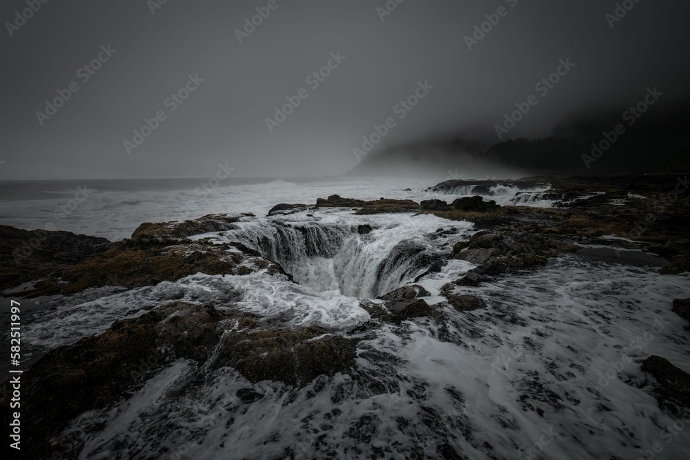Fototapeta premium Breathtaking cinematic view of Thor's Well on foggy day in Oregon, USA