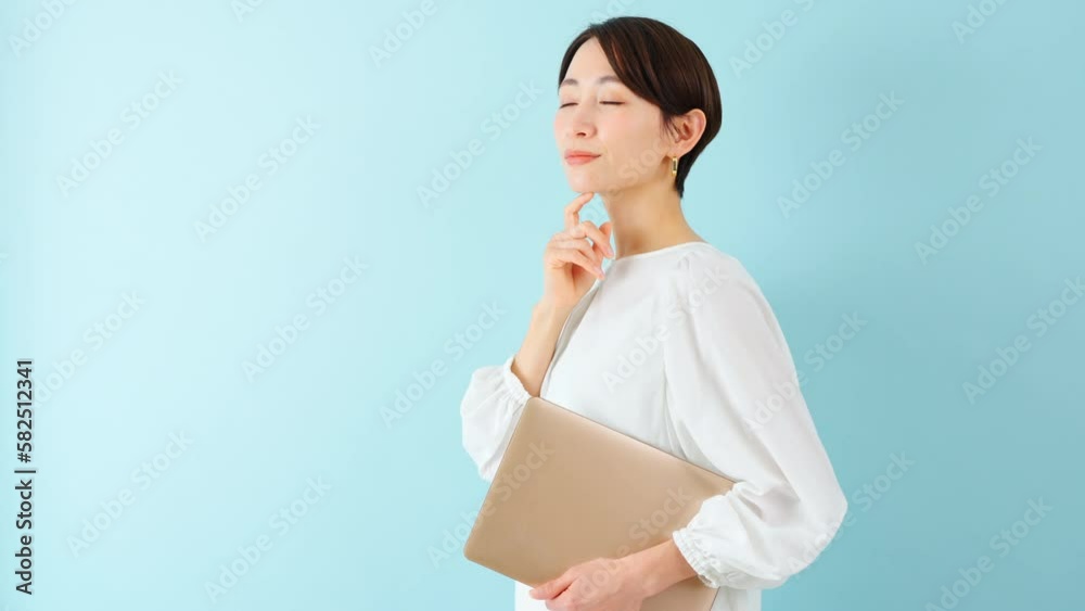 ノートパソコンを持った若い女性　ビジネスイメージ