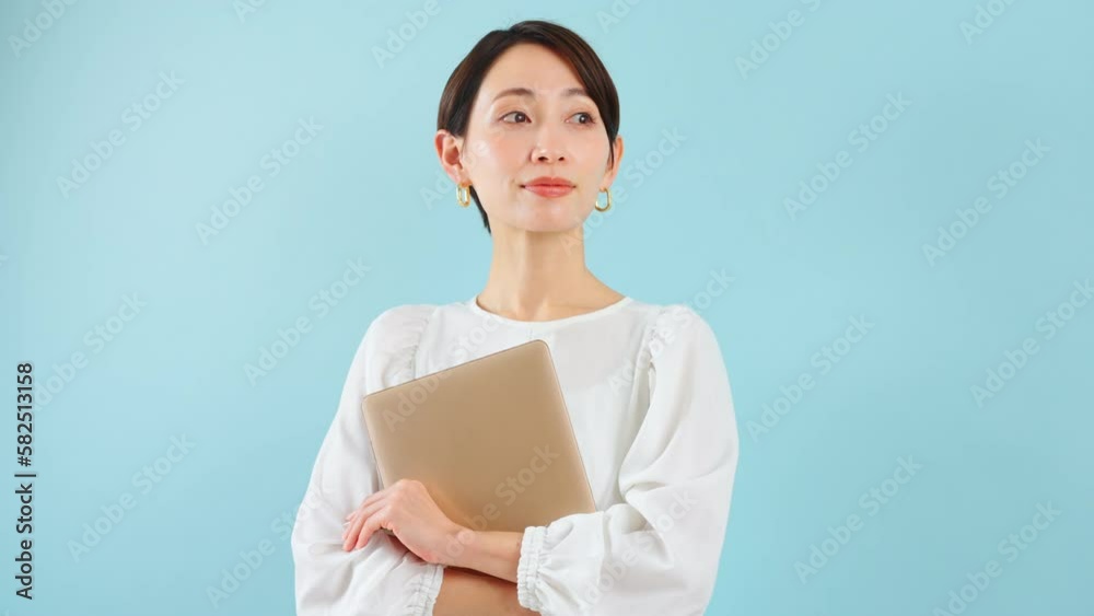 ノートパソコンを持った若い女性 ビジネスイメージ ノートパソコンを持った若い女性 ビジネスイメージ