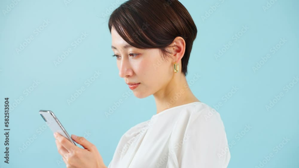 スマートフォンを使う若い女性 ビジネスイメージ
スマートフォンを使う若い女性 ビジネスイメージ