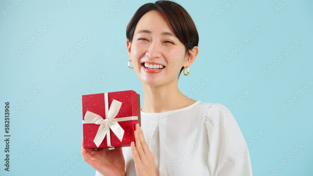 プレゼントを持っている若い女性 ギフトイメージ プレゼントを持っている若い女性 ギフトイメージ