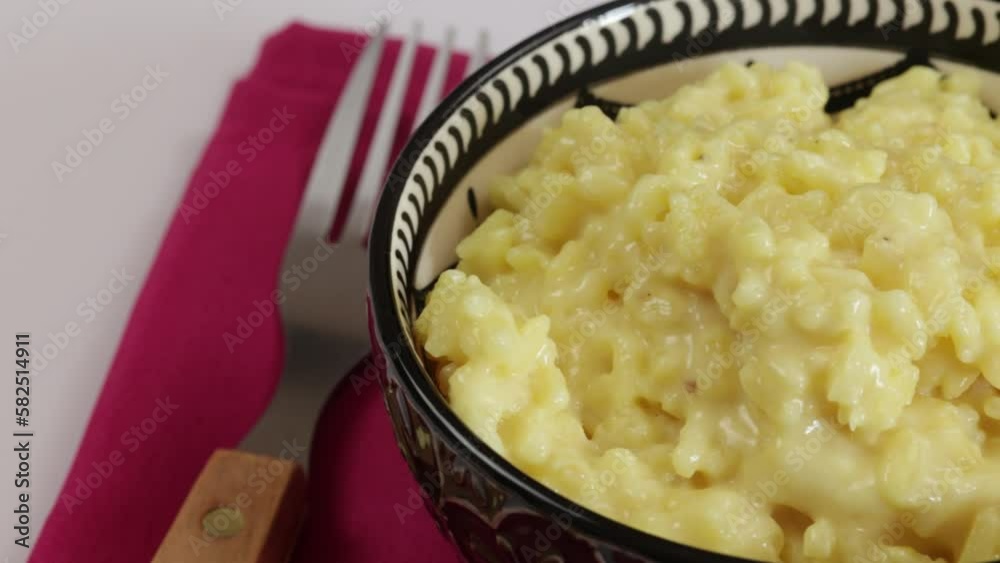 risotto au safran dans un plat en gros plan
