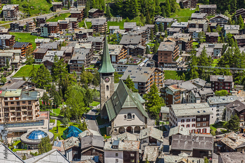Blick auf Zermatt mit Kirche, Wallis, Schweiz