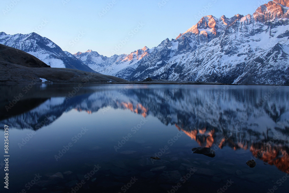Obraz premium The beautiful Pontet Lake in the french Alps with view on La Meije mountain