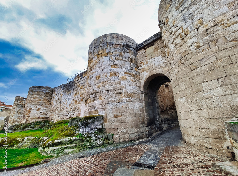 Fototapeta premium 'Dona Urraca' door in city walls of Zamora, Spain.