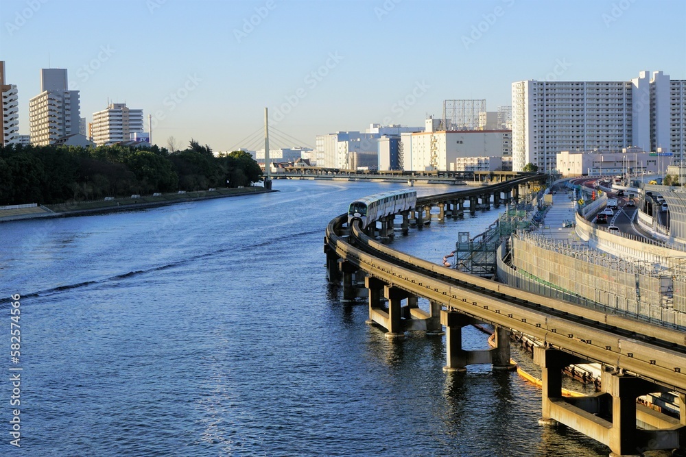 京浜運河を走る東京モノレール