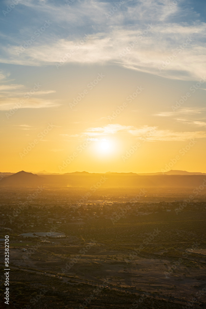 Obraz premium sunset over the city