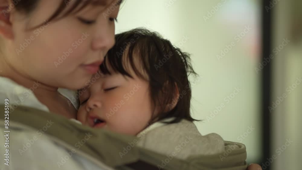 眠る子供を抱く母親 眠る子供を抱く母親