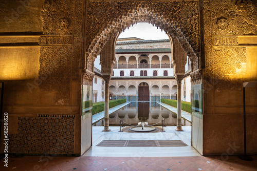 Fotografie A court at the moorish Nasrid Palace at alhambra