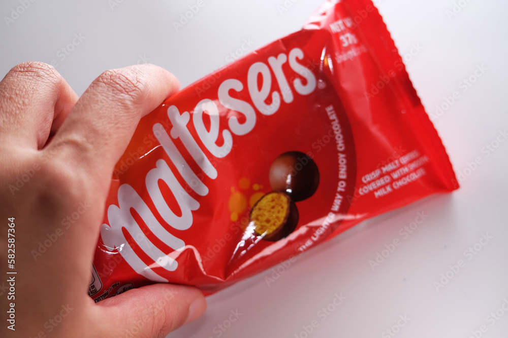 Foto de Kuala Lumpur Malaysia March 2022. Buying UK's favourite malt