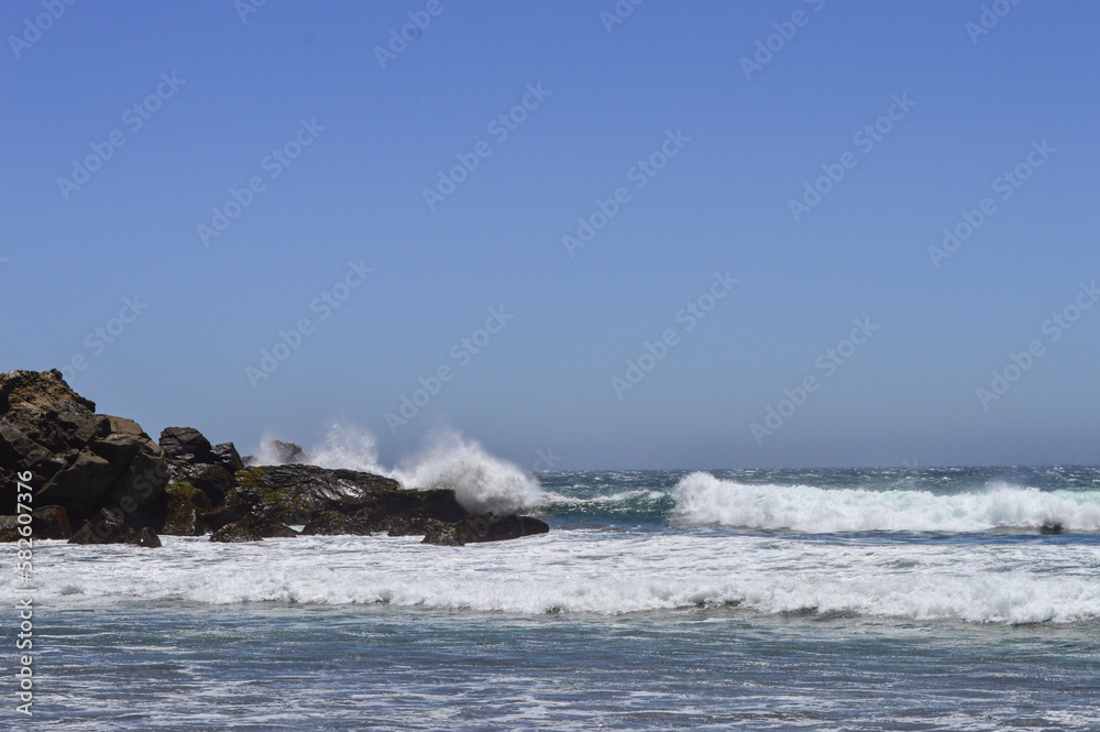 Fototapeta premium waves crashing on rocks