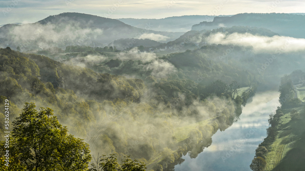 La campagne comtoise au fil de la rivière Doubs par une matinée brumeuse et ensoleillée
