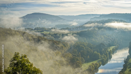 Fotografie La campagne comtoise au fil de la rivière Doubs par une matinée brumeuse et enso