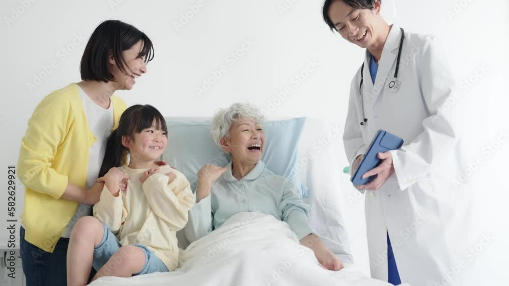 高齢の入院患者と家族に説明する医師 高齢の入院患者と家族に説明する医師