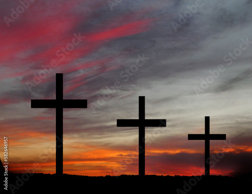 Kreuze vor Himmel im Abendrot