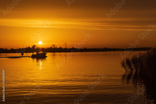 Złota godzina nad wodą  © Andrzej